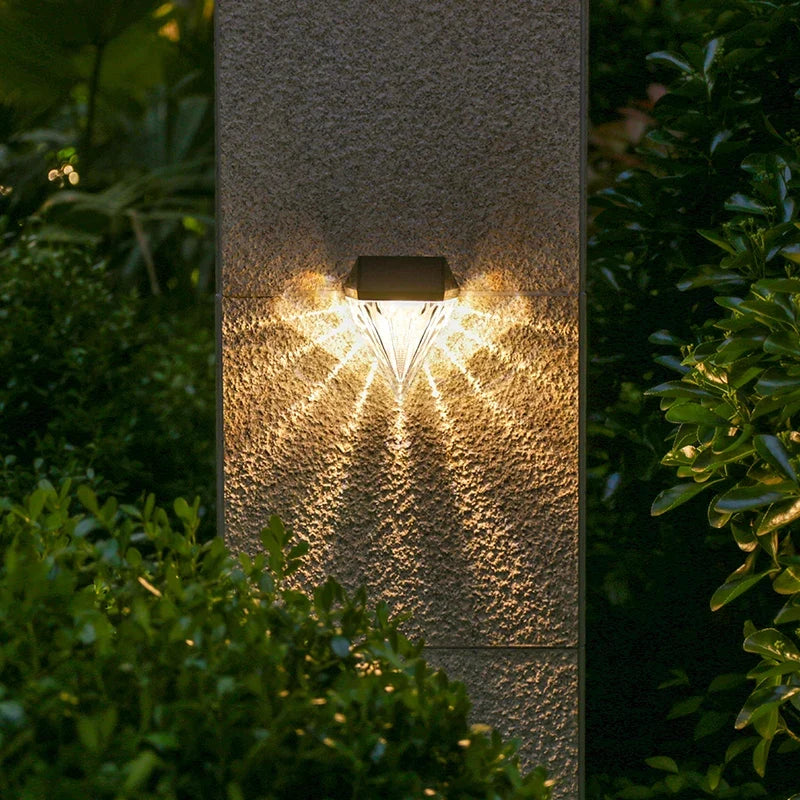LumiDiamond™ Solar Wandlamp Buiten – Elegant Diamond Design met Warm Sfeerlicht op Zonne-energie