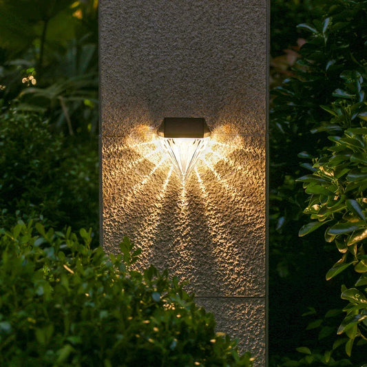 LumiDiamond™ Solar Wandlamp Buiten – Elegant Diamond Design met Warm Sfeerlicht op Zonne-energie