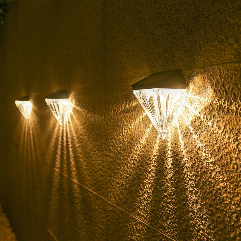 LumiDiamond™ Solar Wandlamp Buiten – Elegant Diamond Design met Warm Sfeerlicht op Zonne-energie
