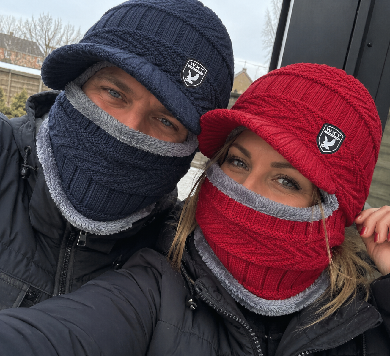 Man en vrouw met een blauwe en rode balaclava