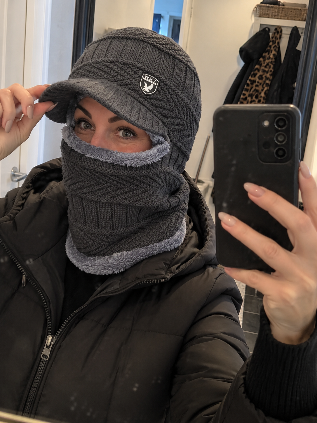 Vrouw met een grijze balaclava
