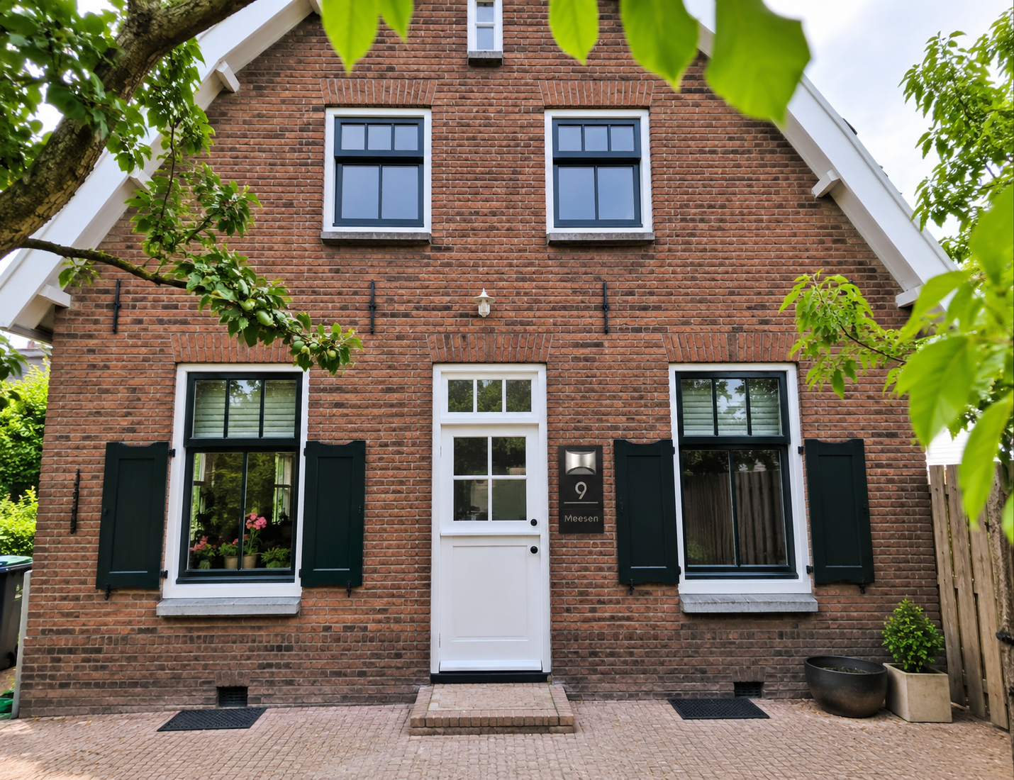 Huisnummerbord van familie Meesen